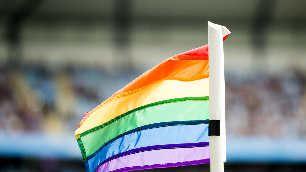 Regnbågsflaggan på Swedbank stadion i Malmö.